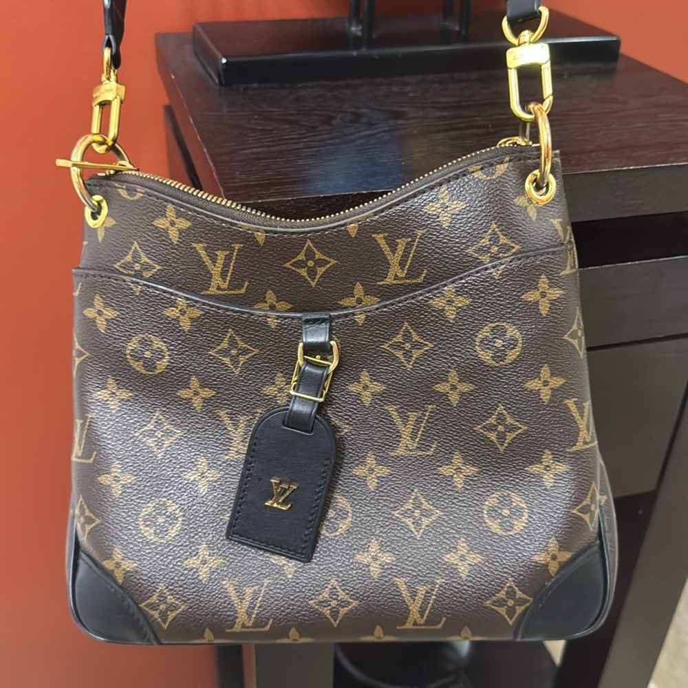 Louis Vuitton classic Monogram crossbody with black accents…immaculate